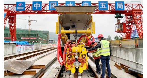 焊接故事| 成都地鐵18號線基建工程難度大，K922設(shè)備“保駕護(hù)航”